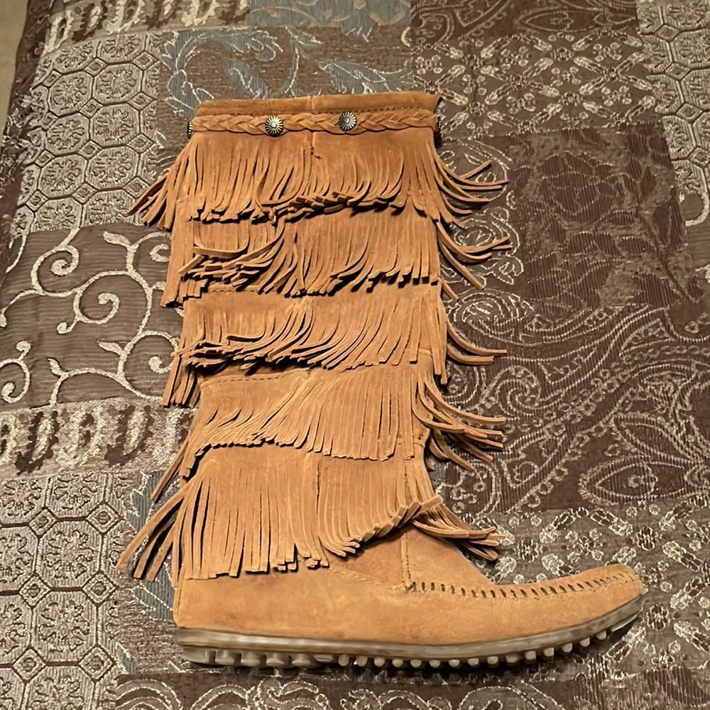 Minnetonka Women’s 5-layer Fringe Boot
